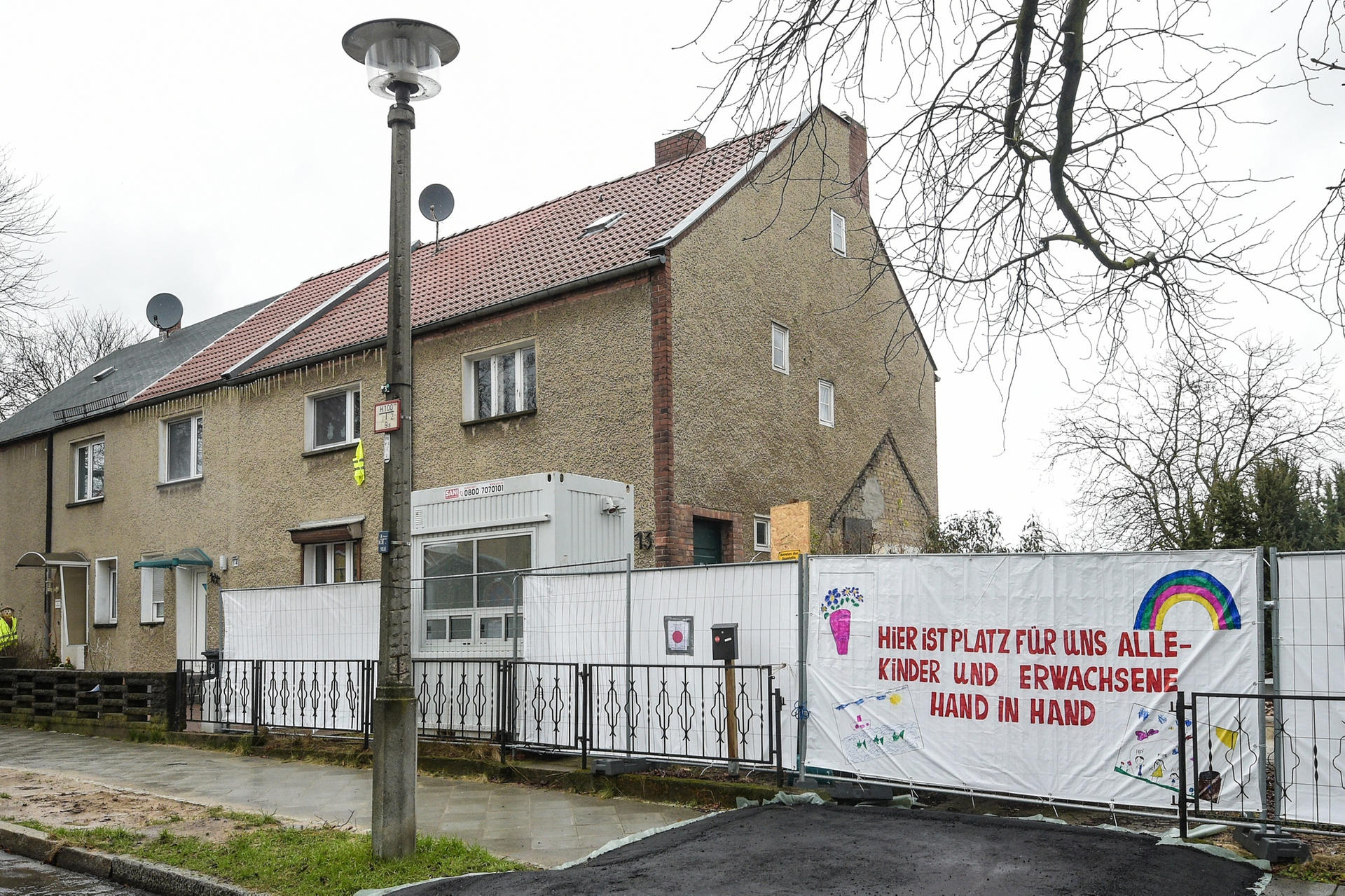 Um das Haus in der Paul-Koenig-Straße geht es! Der Eigentümer erklärt sich auf einem Plakat.