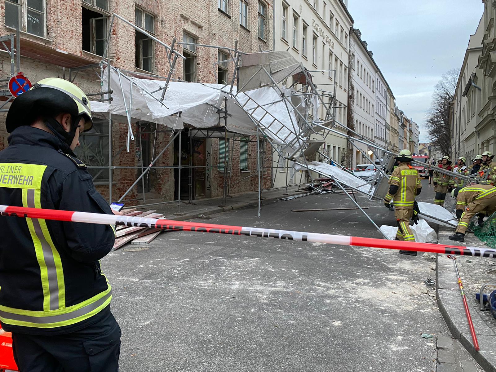 Image - Unwetterwarnung für Berlin und Brandenburg, Orkanböen: IC prallt auf Baum, Baugerüst umgestürzt