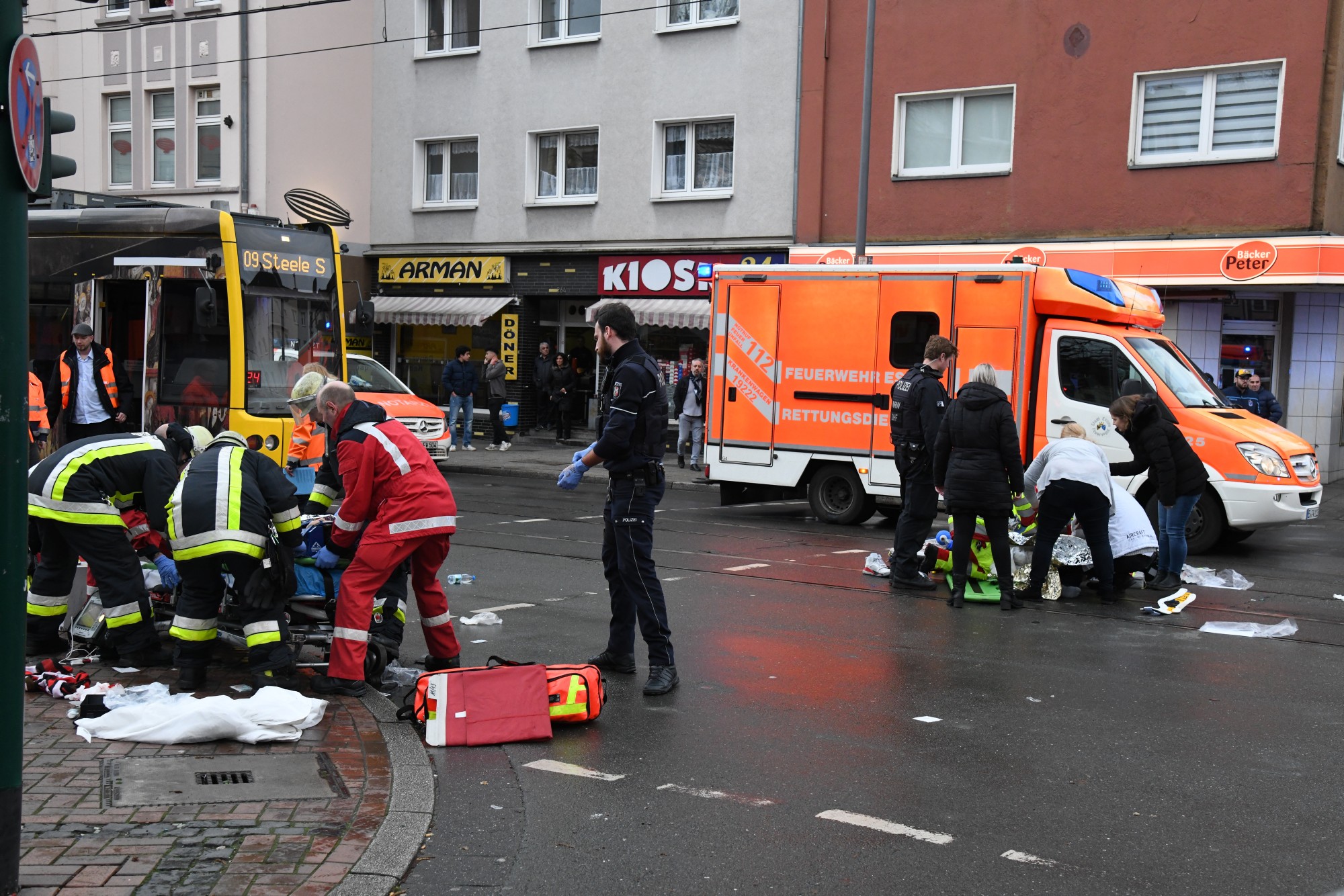 Seniorin Fährt In Menschenmenge: Zwölf Verletzte, Drei In Lebensgefahr