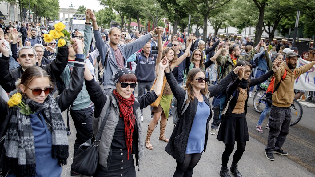 Demonstranten am 23. Mai auf der Straße Unter den Linden.