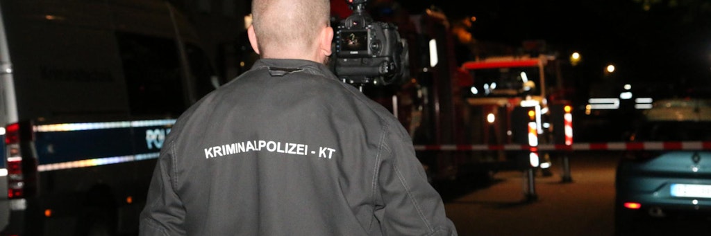 Ein Ermittler der Kriminalpolizei am Tatort am Ritterlandweg.