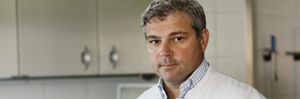 Michael Tsokos (53) im Institut für Rechtsmedizin.