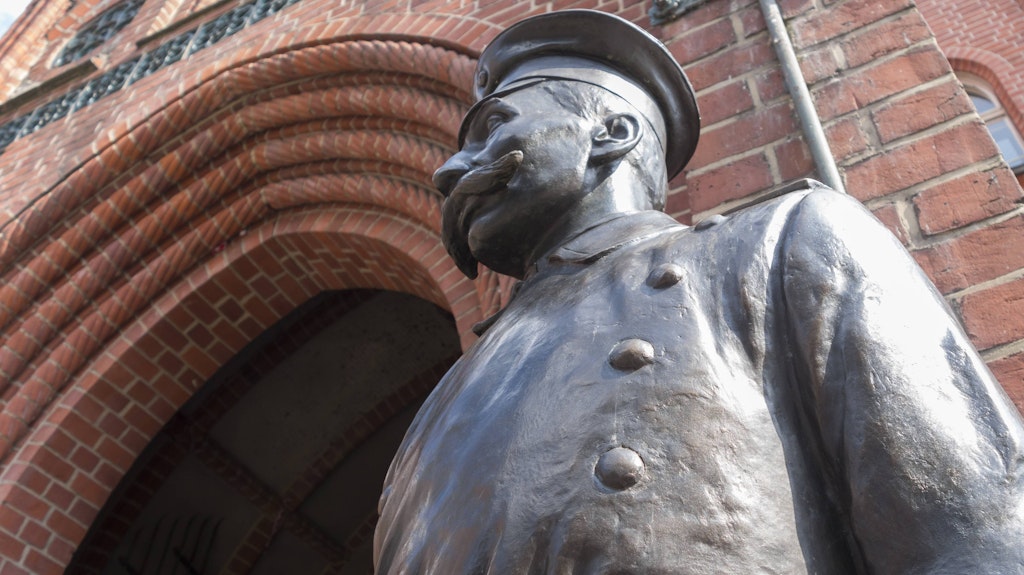 Statue des Hauptmann von Köpenick vor dem Rathaus in Köpenick<br>
