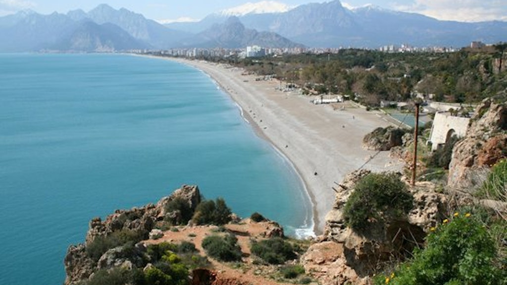 Der Konyaalti-Strand in Antalya ist noch leer. Ab 25. Juni gehen wahrscheinlich die ersten Flüge nach Antalya.