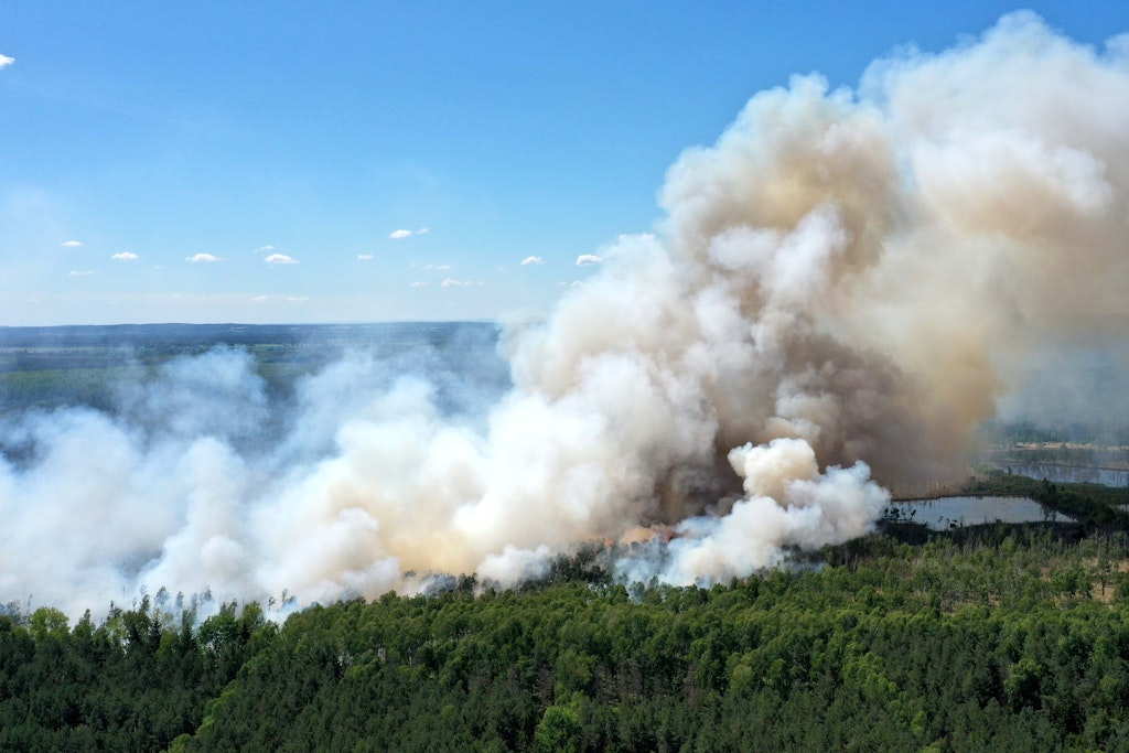Waldbrand im Loben-Moor zwischen Gorden-Staupitz, Hohenleipisch und Plessa.
