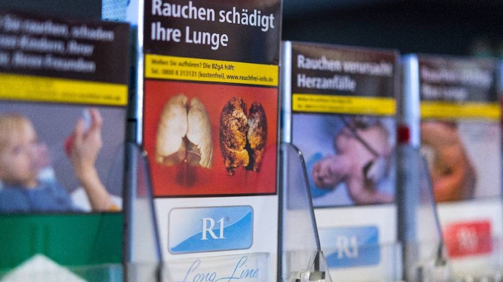Schreckliche Bilder auf Zigaretten-Packungen halten offensichtlich nicht vom Rauchen ab.