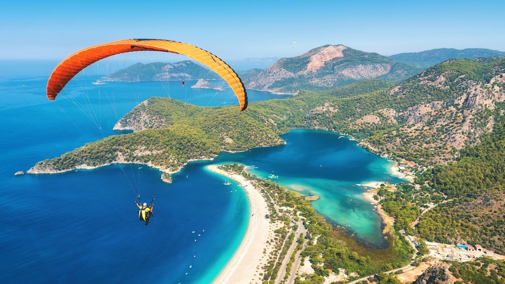 Der Strand von Fethiye aus der Vogelperspektive. Bald können Sie wieder dort in der Sonne baden.