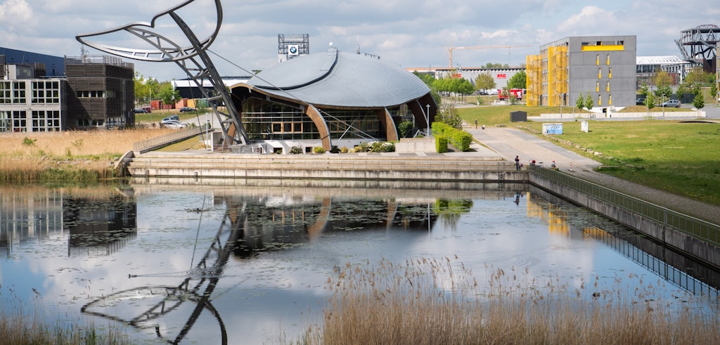 Der Expowal, das Wahrzeichen der Weltausstellung Expo 2000, spiegelt sich in einem See.