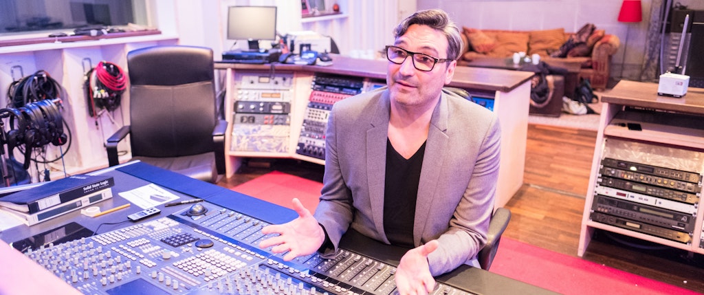 Der Musikproduzent Mousse T. sitzt in seinem Tonstudio in den Peppermint Park Records Music Studios. Das Tonstudio befindet sich in einem ehemaligen Pavillon der Weltausstellung