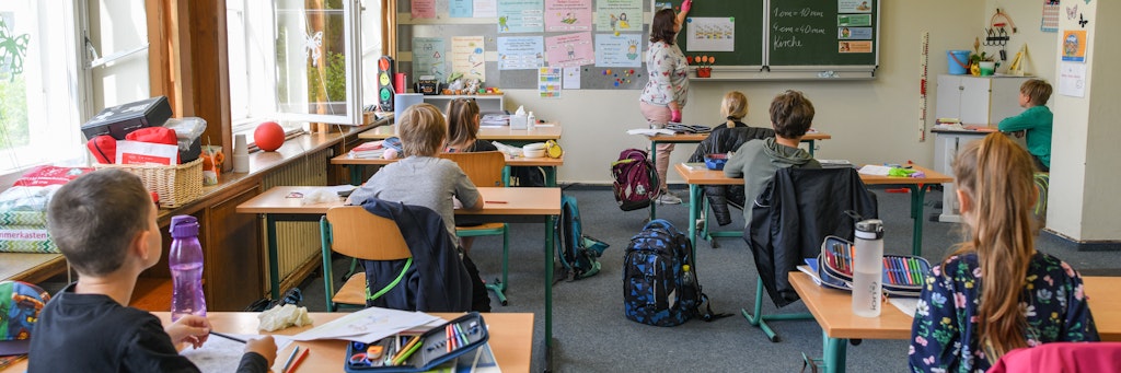 Auf Abstand achten: Schulkinder der Notbetreuung
