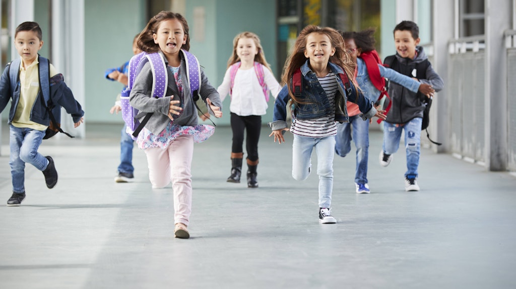 Zumindest an Grundschulen sollen Schüler bald nicht mehr getrennt, sondern wieder in voller Klassenstärke unterrichtet werden.