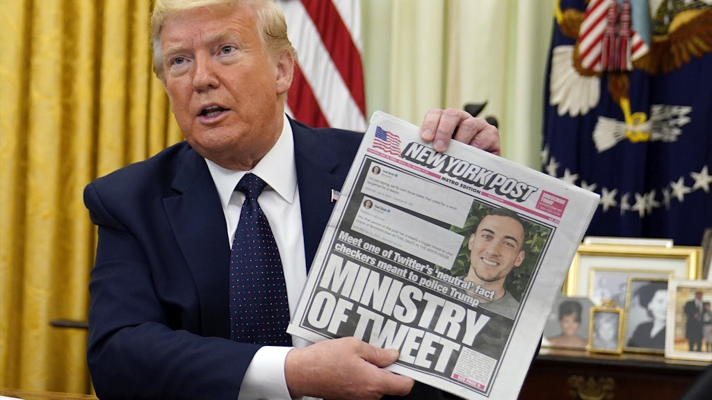 Präsident Trump zeigt im Oval Office das Titelblatt des «New York Post» mit dem Titel «Ministry of Tweet» (Ministerium des Tweets), bevor er eine Verfügung gegen den rechtlichen Schutz sozialer Netzwerke unterschreibt.