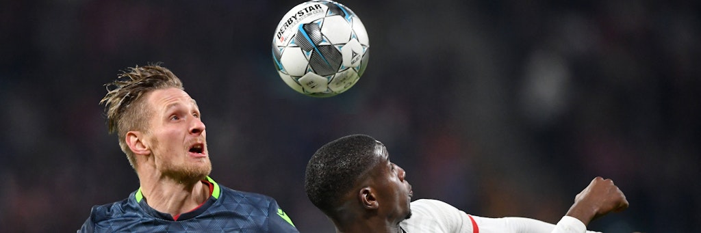 Sebastian Polter Union, beim Kopfballduell mit Nordi Mukiele. Leipzig.