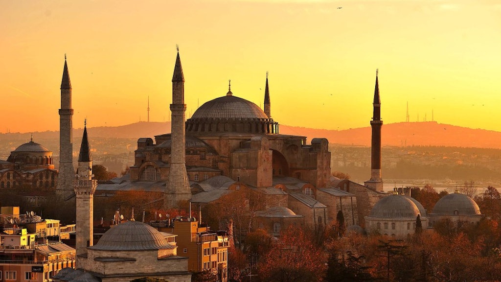 Die Hagia Sophia in Istanbul ist eine von 532 bis 537 n. Chr. erbaute ehemalige byzantinische <a href="https://de.wikipedia.org/wiki/Kirche_(Bauwerk)">Kirche</a>, die später eine <a href="https://de.wikipedia.org/wiki/Moschee">Moschee</a> wurde und heute als Museum genutzt wird.