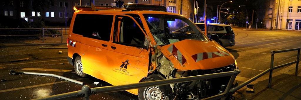 Der Fahrer prallte mit seinem Transporter gegen ein Fußgängergitter.