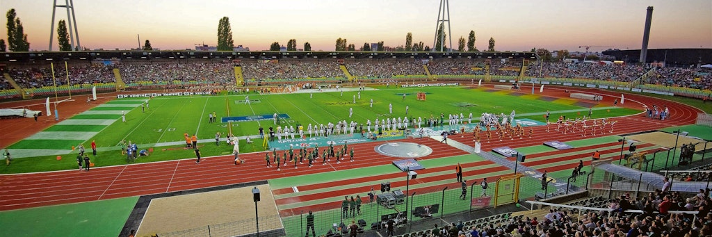 Das waren noch Zeiten: Im Stadion des Jahn-Sportparks fanden sogar American-Football-Spiele statt. Nun wurde das Ende der Kult-Arena besiegelt.