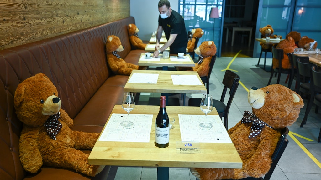 Besonders das Gastgewerbe muss knapsen: Um den angeordneten Mindestabstand zwischen seinen Gästen zu gewährleisten, hat der Geschäftsführer eines Restaurants in Hessen Teddybären an die Tische gesetzt.