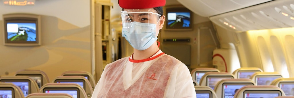 So eingepackt fliegen die Flugbegleiterinnen von Emirates.