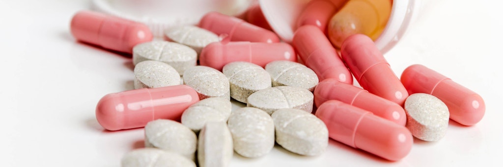 Pills and capsules in a jar on a white background PUBLICATIONxINxGERxSUIxAUTxONLY Copyright: xbreeze09x Panthermedia25959604