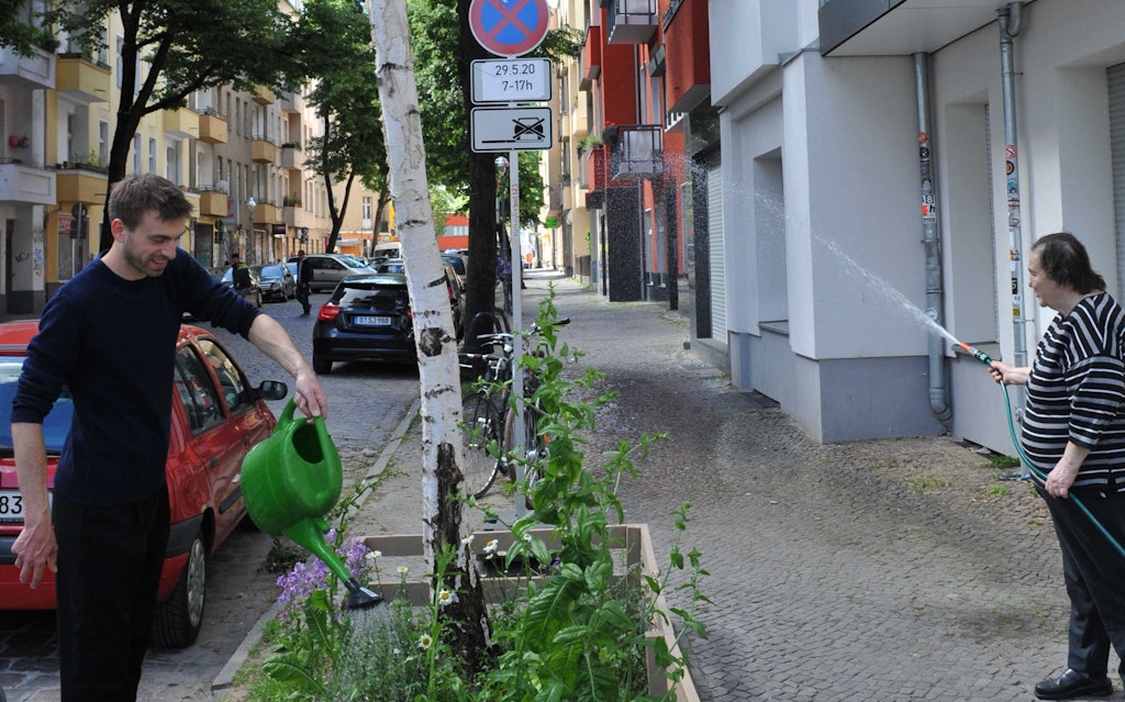 Während Lino Maisant die Birke mit den Wildblumen auf der Baumscheibe vor seinem Haus wässert, sprengt Danica Werdin mit dem Schlauch die Linde dahinter.