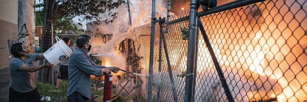 Anwohner versuchen, in der Nähe der Lake Street die hinter einem Zaun brennenden Autos zu löschen während der landesweiten Proteste. Die Proteste richtet sich nach dem gewaltsamen Tod des Afroamerikaners Floyd durch einen weißen Polizisten gegen Rassismus und Polizeigewalt. Nach der Tötung von Floyd ist es in mehreren US-Städten zu teils schweren Ausschreitungen gekommen. 