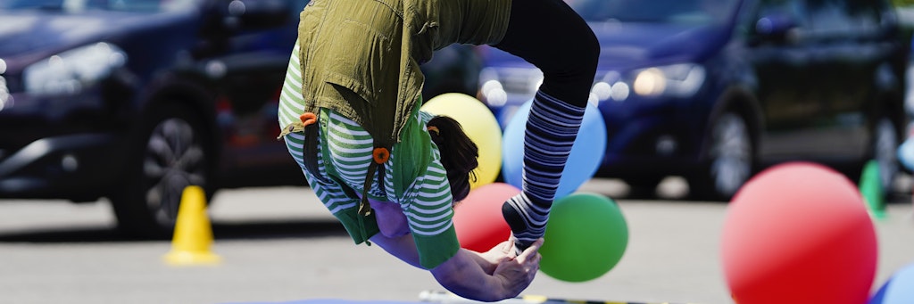 Eine Trapez-Künstlerin zeigt Kunststücke bei einem Zirkus-Drive-In des Kinder- und Jugendzirkus "Paletti". 