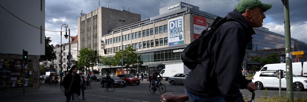 Die Investorengruppe Signa will den jetzigen Karstadt am Hermannplatz abreißen und damit Platz schaffen für einen riesigen Prachtbau mit Dachterrasse und Türmen, der sich an das ursprüngliche Kaufhaus aus den 20er-Jahren anlehnt. Dagegen laufen einige Aktivisten und Anwohner Sturm.<br>