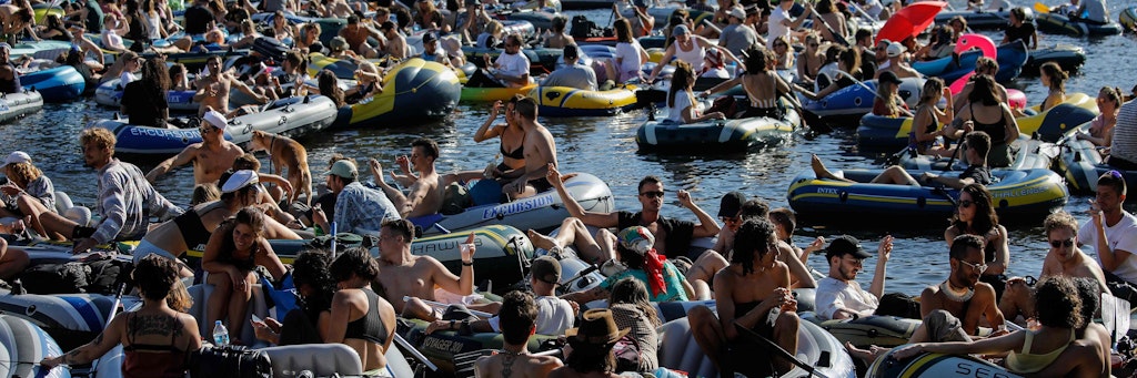 Bei der Wasser-Demonstration mit Booten auf dem Landwehrkanal in Berlin an Pfingsten können die Abstandsregeln nicht eingehalten werden.