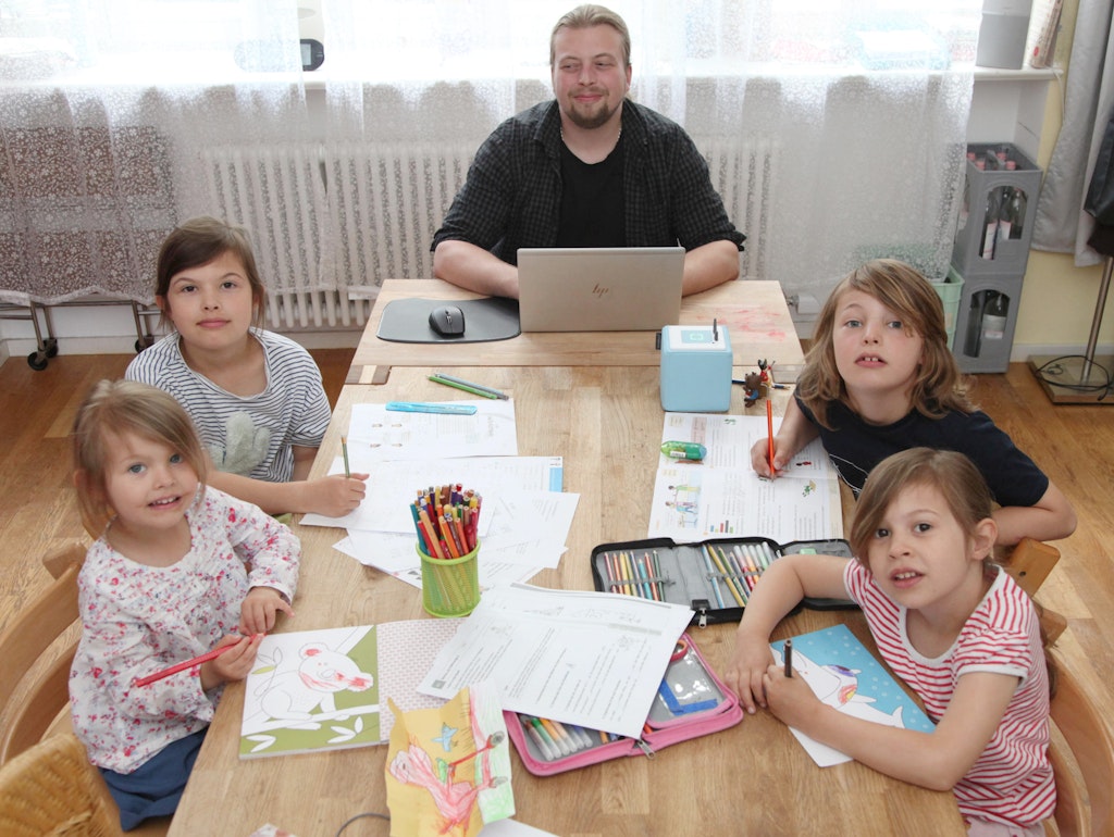 Im Homeoffice ist Nico Wittlief nicht allein. Oft sitzen seine Kinder Lina (3), Lia (5), Lennon (8) und Lana (10, v. l.) mit am Tisch. Sie lernen für die Kita und der Schule, während Papa ein Heizkraftwerk überwacht.<br>