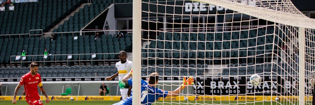 Gladbachs Marcus Thuram erzielt gegen Union-Keeper Rafal Gikiewicz den vorentscheidenden Treffer zum 3:1.