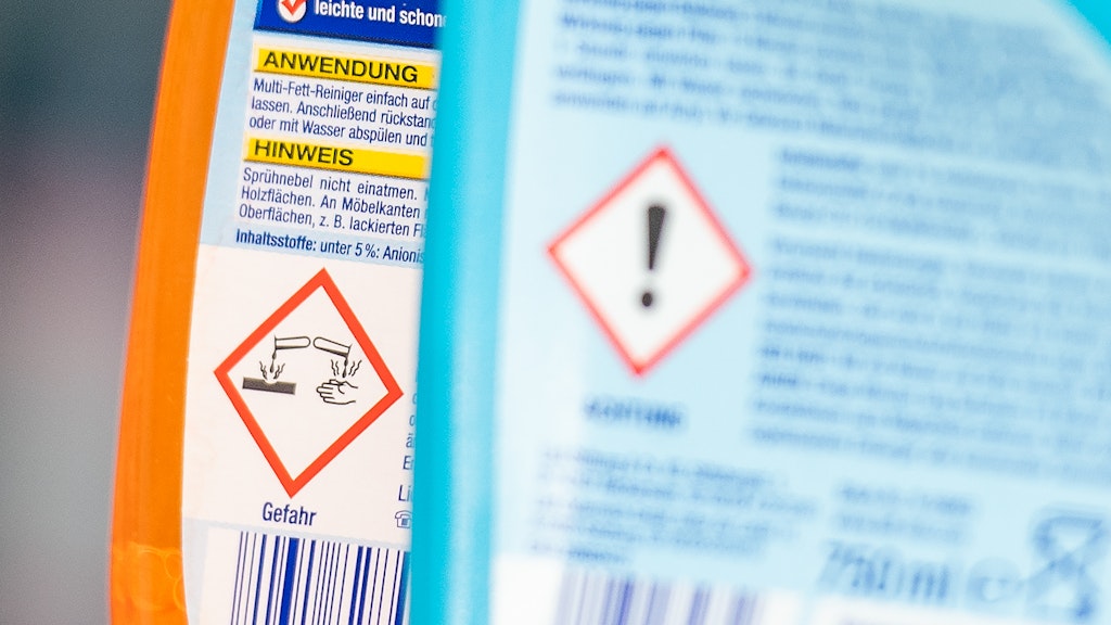 Warnsymbole weisen auf den Verpackungen von Putzmitteln auf möglicherweise gefährliche Inhaltsstoffe hin.