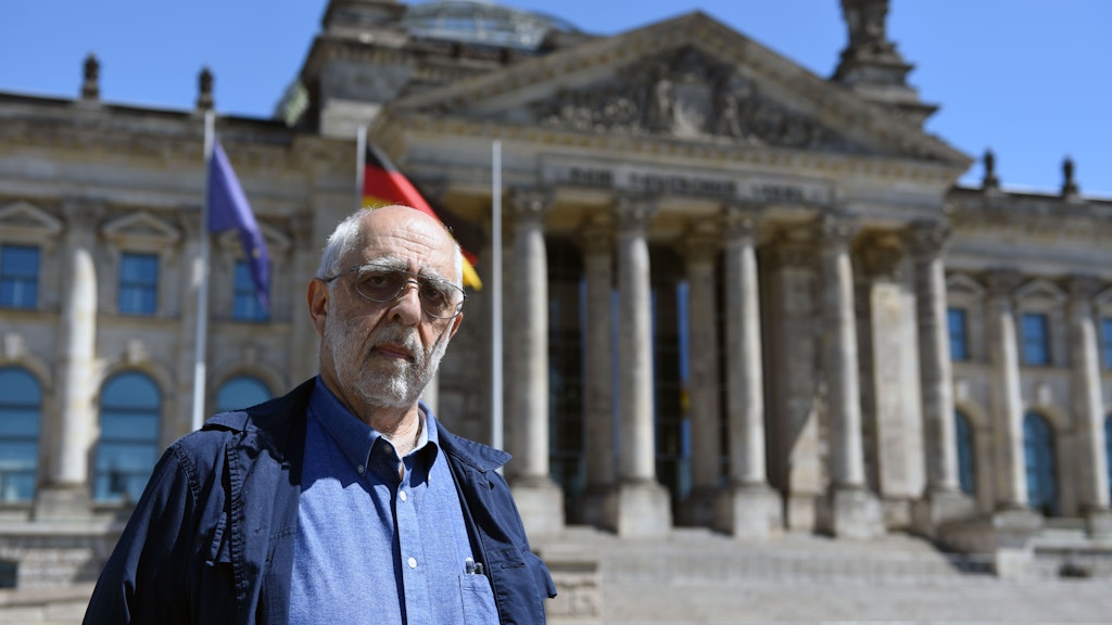  Michael S. Cullen vor dem Reichstagsgebäude, dessen Verhüllung er 1971 angestoßen hatte.<br> 