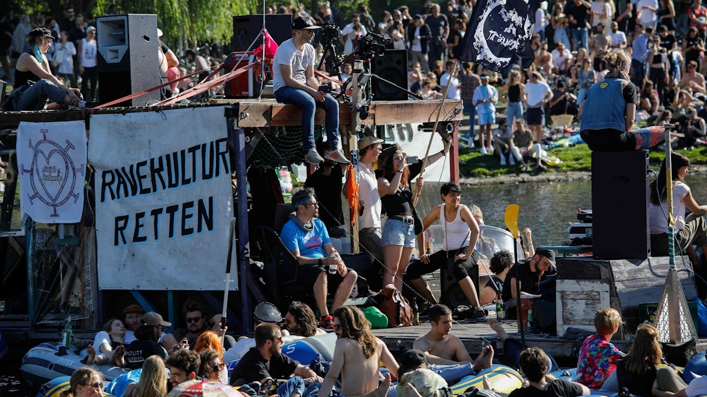 Auch an Land drängten sich die Teilnehmer dicht an dicht.