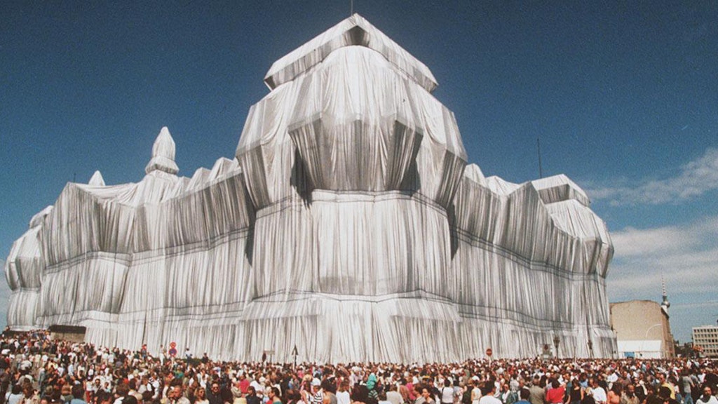 Eine Zeichnung des verhüllten Reichstags, in ein Foto von Menschenmassen montiert: Mit solchen Werken finanzierten Christo und Jeanne-Claude, die Sponsoring ablehnten, das zwölf Millionen Dollar teure Projekt.<br>Foto: dpa