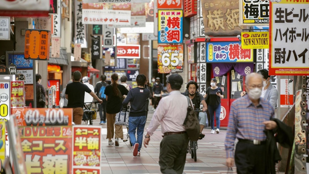 Dass in Japan jemand ohne Mundschutz zum Einkaufen geht, ist verpönt – aus gesundheitlichen Gründen und aus traditionellen Gründen.