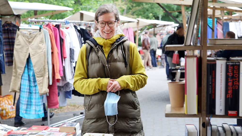 Flohmarkt-Chefin Regina Pröhm darf wieder trödeln - wenn auch unter bestimmten Regeln.