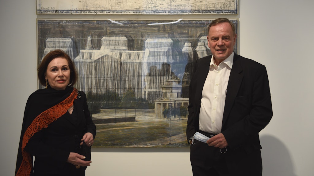 Die Kunstsammler Ingrid und Thomas Jochheim vor einer Christo-Zeichnung in der Ausstellung im Palais Populaire, die bis 17. August bei freiem Eintritt zu sehen ist. Man muss sich jedoch online anmelden.