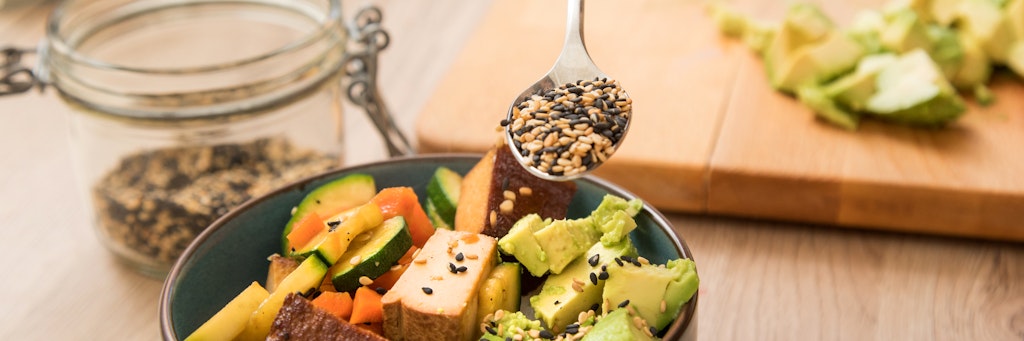 Lecker kochen mit Tofu, gegrilltem Gemüse und Avocado: Pflanzenbetonte Kost ist laut Experten die Basis für eine gesunde Ernährung. 