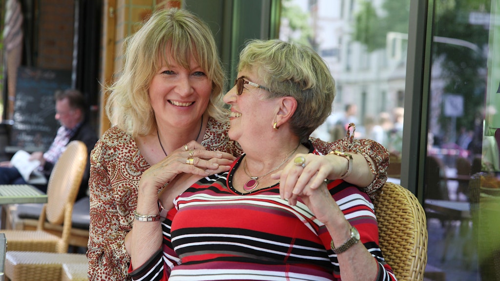 Marit J. und Mutter Renate können sich nach drei Monaten endlich wieder sehen.<br>