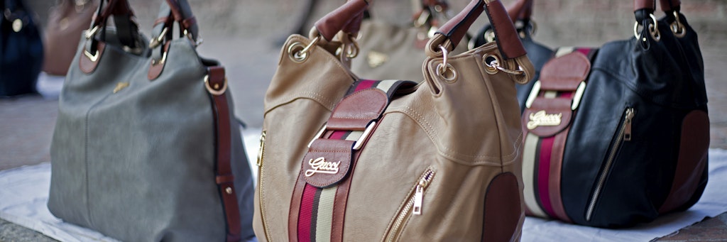 Logisch, dass das echte Gucci-Taschen sind, die ein Straßenhändler in der Mode-Kapitale Mailand feilhält.