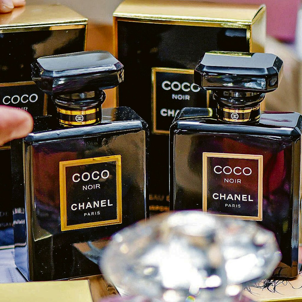 Links falsch, rechts echt: Nachgemachtes Parfum, das der Zoll an der deutsch-polnischen Grenze beschlagnahmte.