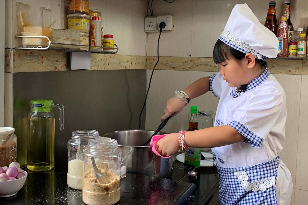 Die achtjährige Moe Myint May Thu bei der Arbeit in ihrer Küche.