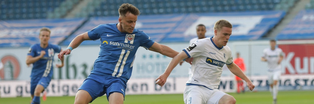 Hansas Mirnes Pepic (Rostock) im Duell gegen Thore Jacobsen (FCM).
