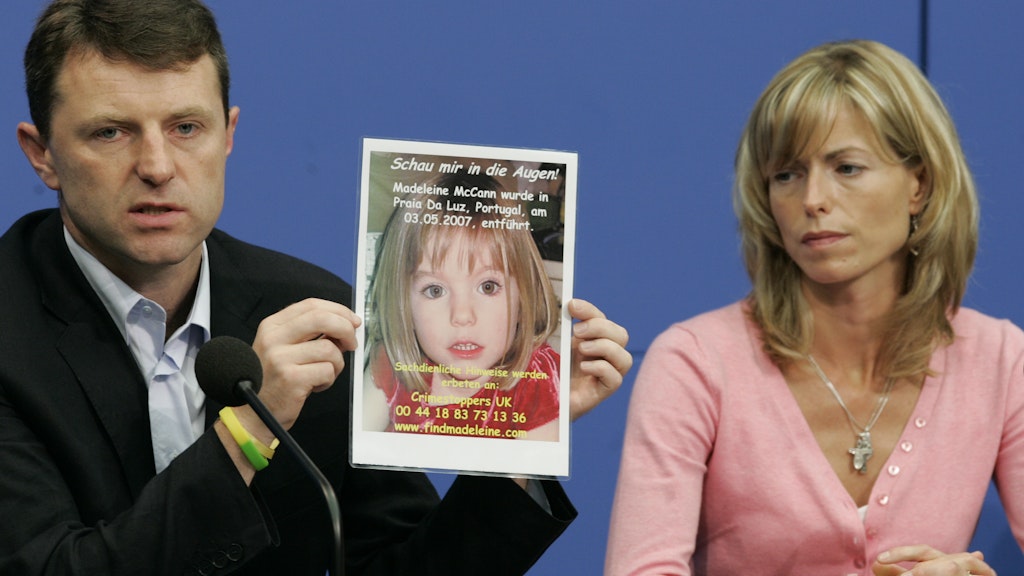Kate und Gerry McCann zeigen ein Bild ihrer Tochter Maddie.