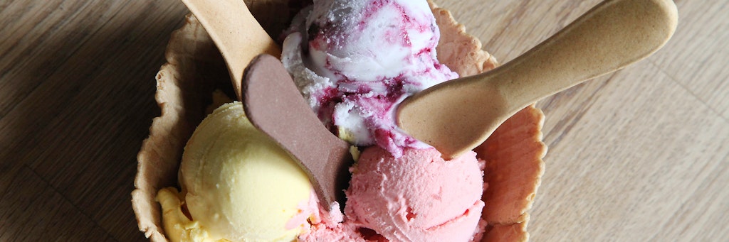 Handgemachtes Eis und Löffel, die keinem wehtun. 
