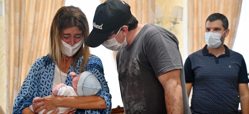 Dieses brasilianische Ehepaar hat es geschafft. Andrea Viez und ihr Ehemann halten ihren Sohn - geboren von einer Leihmutter.