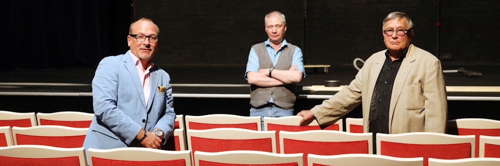Die Bühne ist leer, der Saal verlassen, doch sie halten im Kriminal-Theater die Stellung: Regisseur Wolfgang Rumpf (71, r.), Dramaturg Wolfgang Seppelt (65, M.) und Marketing-Chef Dennis Schönwetter (47).