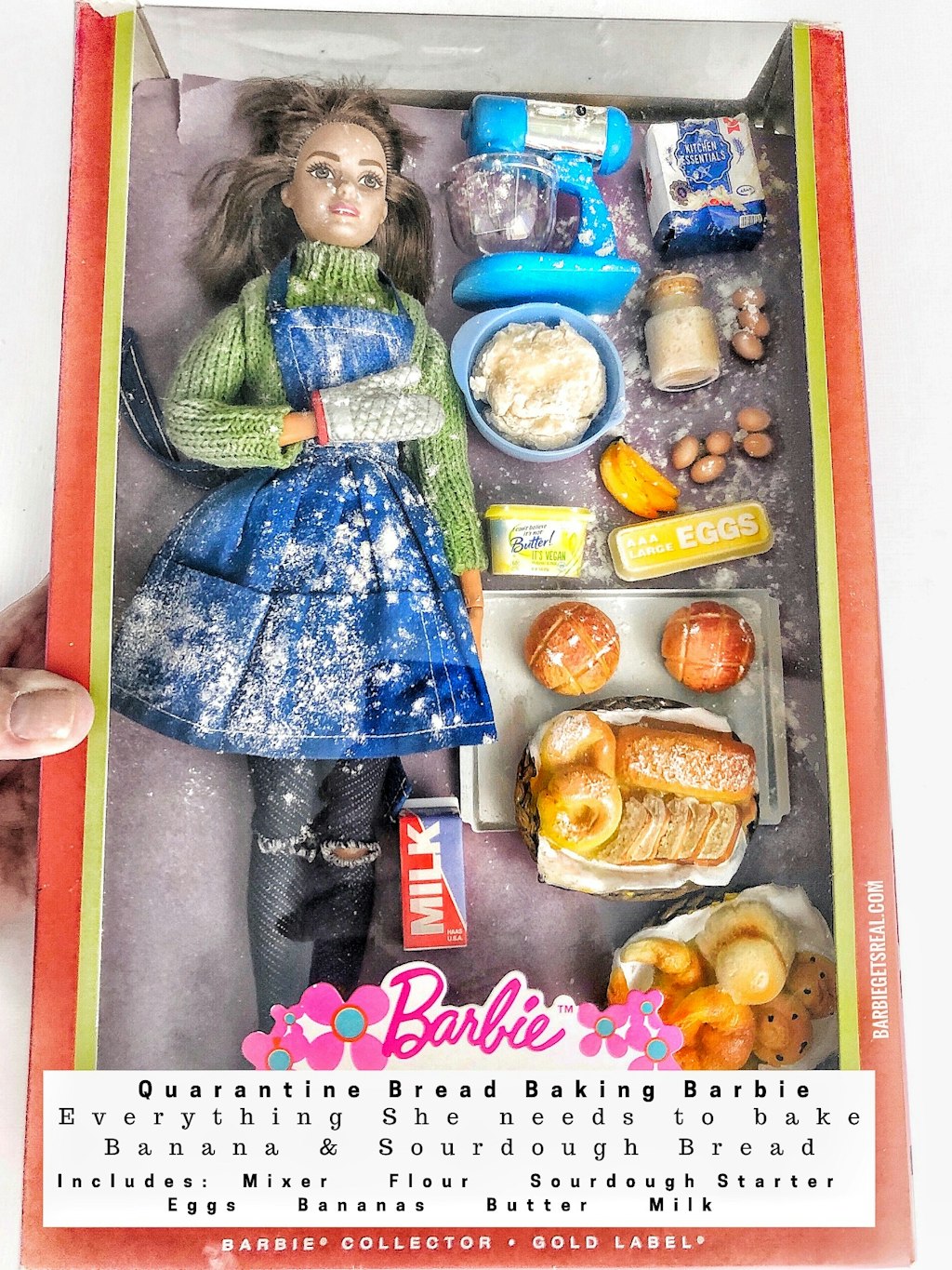 Die „Brot-Back-Barbie“ ist von oben bis unten mit Mehl bekleistert.