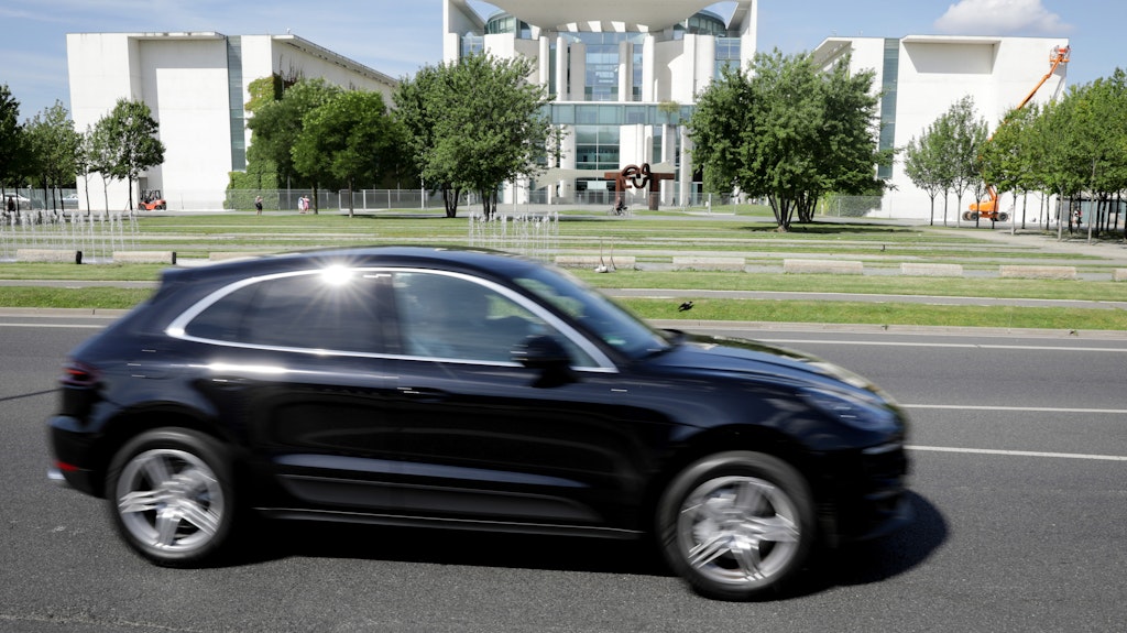 Ein SUV fährt am Bundeskanzleramt vorbei - dort soll über höhere Kfz-Steuern entschieden werden.