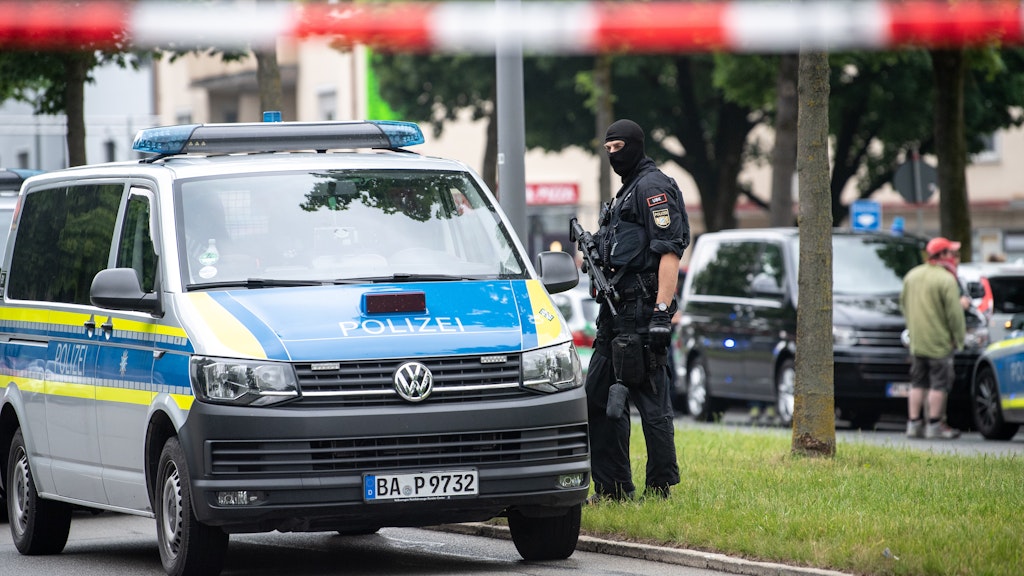 Ein Polizist mit Maschinenpistole steht nahe der Stelle, an der am Mittwochnachmittag ein Fahrzeug in eine Gruppe von Menschen gefahren ist. 